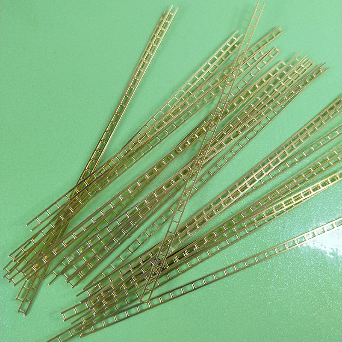 5 x OO / HO scale coppery narrow ladders brass strips solderable steps